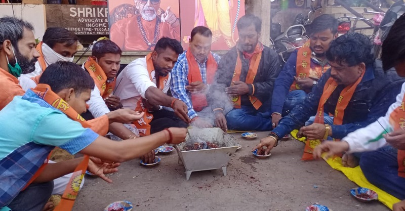 सड़को के दुर्दशा पर बिफरें शिव सैनिक, शासन-प्रशासन को जगाने किए यज्ञ सड़को के दुर्दशा पर बिफरें शिव सैनिक, शासन-प्रशासन को जगाने किए यज्ञ