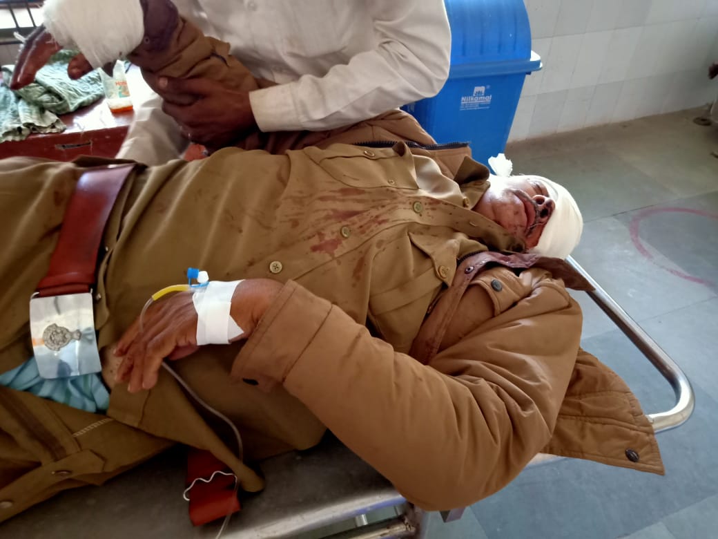 सतना: शेर से अपने आप को बचाने के लिए संघर्ष करता रहा वनकर्मी, डुयूटी के दौरान हुई यह घटना सतना: शेर से अपने आप को बचाने के लिए संघर्ष करता रहा वनकर्मी, डुयूटी के दौरान हुई यह घटना