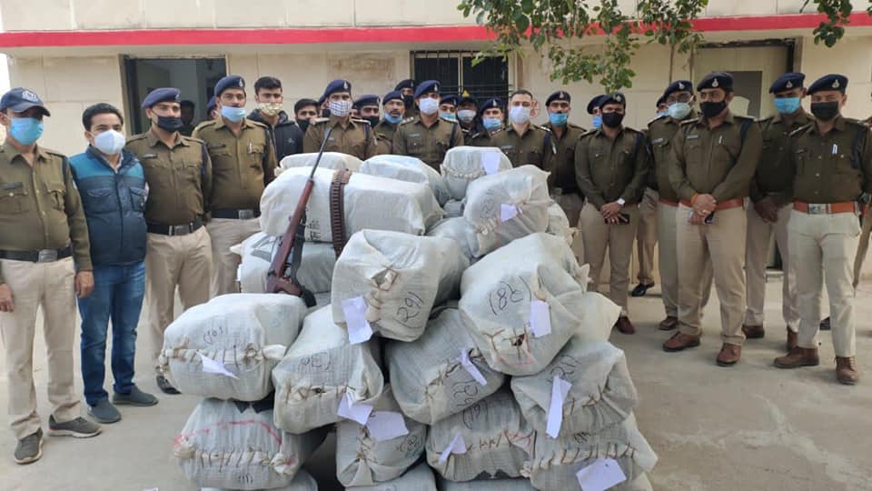 नशा माफिया पर बड़ी कार्यवाही, ट्रक में लोड करीबन 1 करोड़ 70 लाख रूपये का 845 किलो गांजा जप्त नशा माफिया पर बड़ी कार्यवाही, ट्रक में लोड करीबन 1 करोड़ 70 लाख रूपये का 845 किलो गांजा जप्त