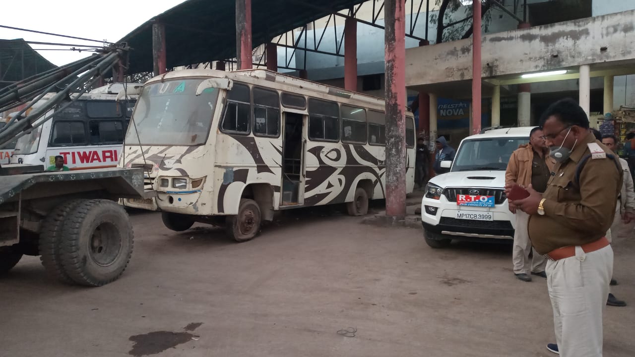 रीवा : बस स्टैण्ड में चला प्रशासन का बुल्डोजर, ननि कर्मीयों एंव पुलिस की व्यापारियों से झड़प