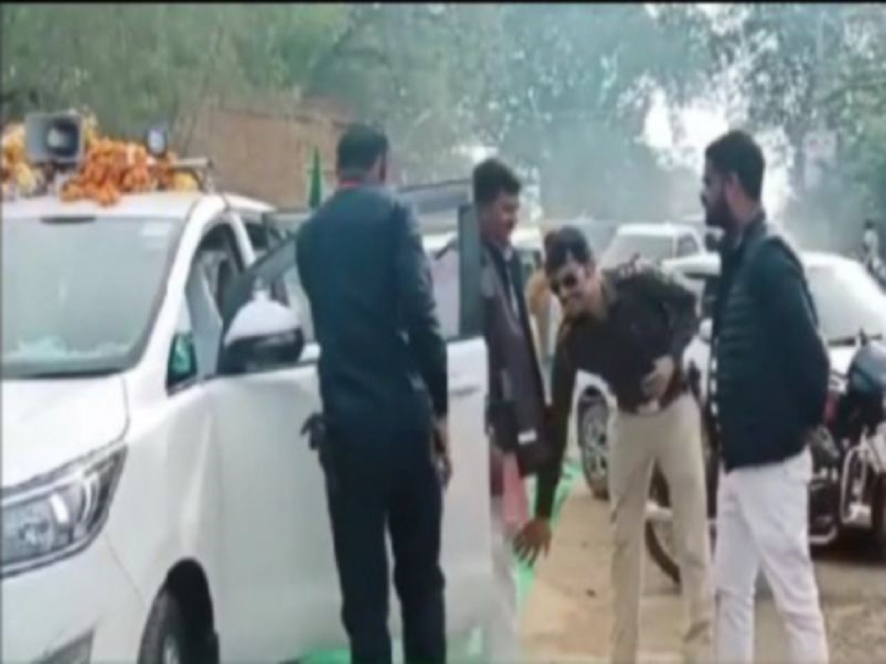 खाकी और खादी की जय, सब इंस्पेक्टर ने की मंत्री की चरण वंदना खाकी और खादी की जय, सब इंस्पेक्टर ने की मंत्री की चरण वंदना