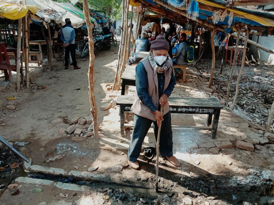 रीवा : स्वच्छ भारत मिशन से दूर नगरवासी, न्यायालय परिसर में अधिवक्ता कर रहे सफाई