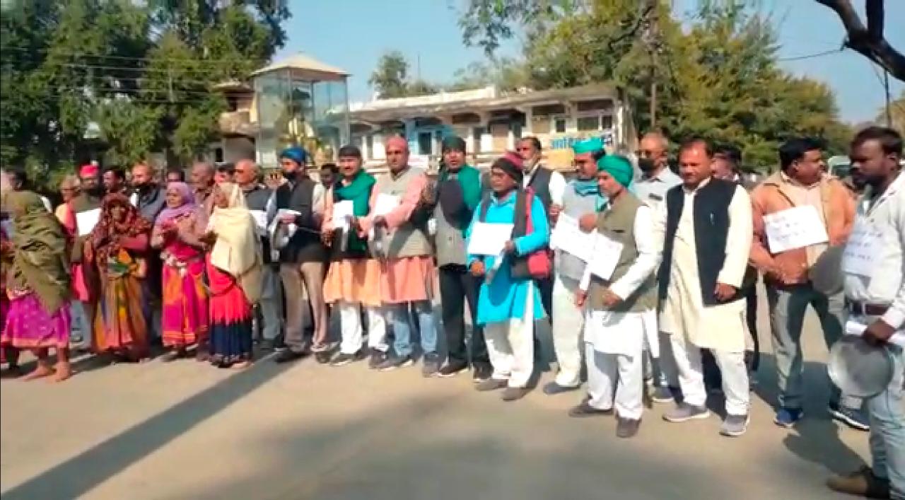 रीवा : किसान संगठनों ने बजाई थाली,किया पीएम के मन की बात का विरोध