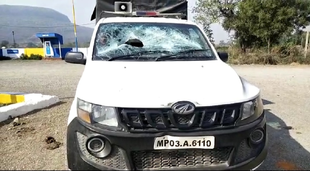 रीवा: शराब पकड़ने गई पुलिस पर हमला, आरक्षक का सिर फटा...