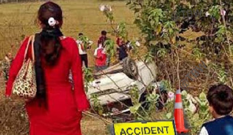 छतरपुर: खजुराहो से सतना जा रही कार 10 फिट गहरी खाई में गिरी