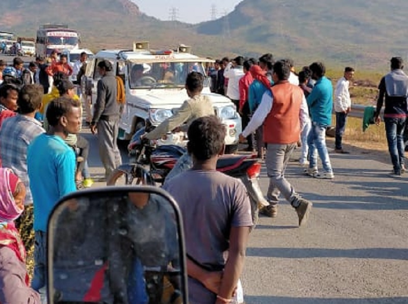 सड़क दुर्घटना में दो लोगों की मौत, तीन घायल