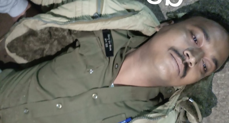 नशे में धुत पुलिस आरक्षक की हरकत ने किया शर्मिंदा