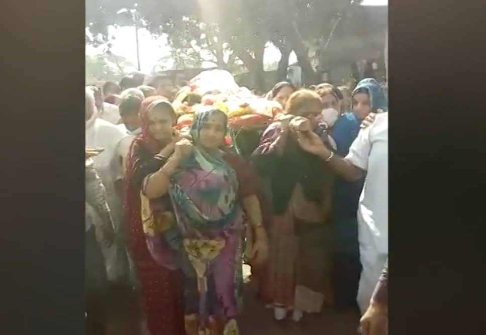 एमपीः 10 बेटियों के कंधे से आखिरी बार विदा हुई मां, अनोखी यात्रा देखकर हैरान थें लोग...