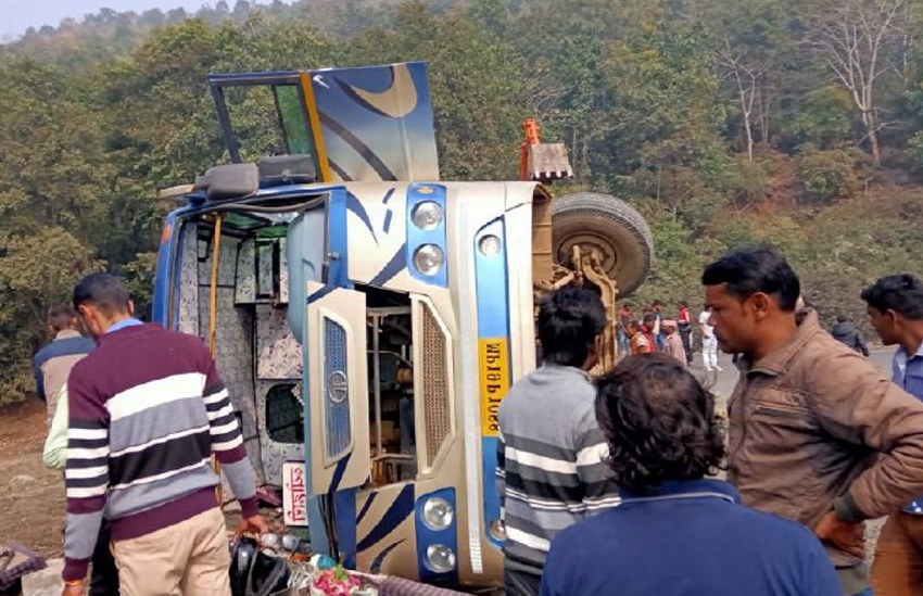 शहडोल: बस पलटने से आधा सैकड़ा यात्री घायल, कई गंभीर शहडोल: बस पलटने से आधा सैकड़ा यात्री घायल, कई गंभीर