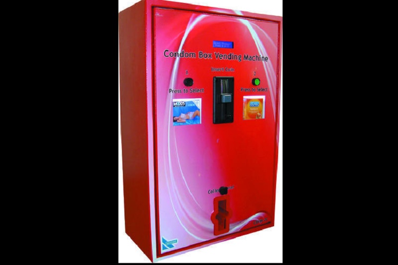 पांच रुपये का सिक्का डालने पर मशीन उगल रही कंडोम पांच रुपये का सिक्का डालने पर मशीन उगल रही कंडोम