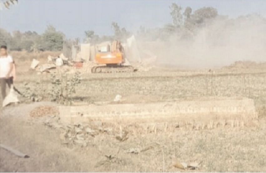 सतना: गेहूं की फसल पर चलवाई जेसीबी, प्रिज्म सीमेंट की दबंगई
