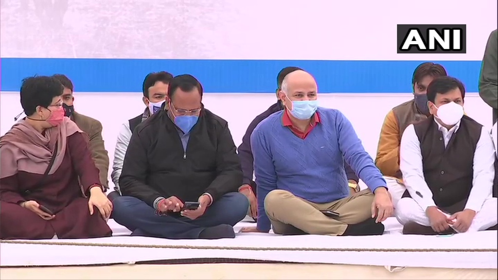 किसान आंदोलन के समर्थन में मनीष सिसोदिया के साथ AAP के अन्य नेता भूख हड़ताल पर बैठे ..