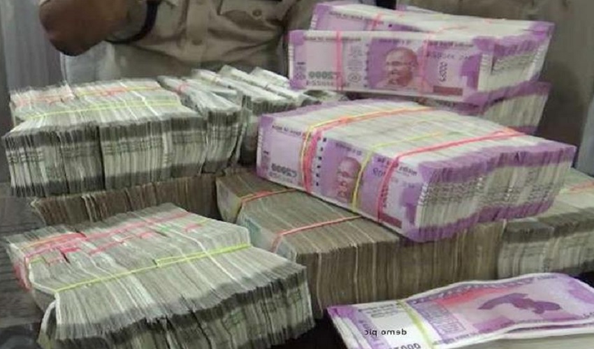 जीआरपी ने नोटों से भरे भारी-भरकम बैग के साथ युवक को पकड़ा जीआरपी ने नोटों से भरे भारी-भरकम बैग के साथ युवक को पकड़ा