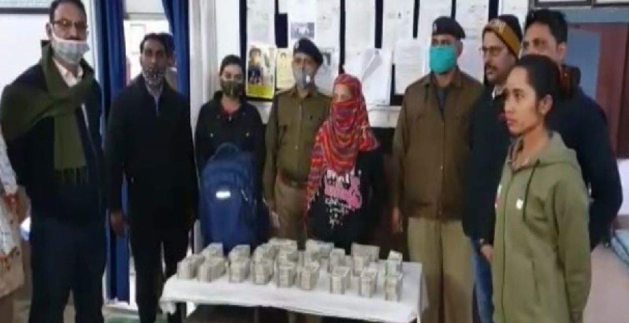 महिला के बैग में 50 लाख रूपये की रकम देखकर रेलवे पुलिस रह गई दंग, अब कर रही यह काम