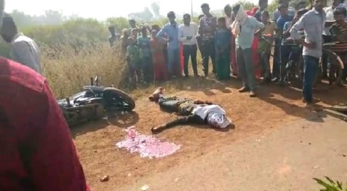 रीवा: तेज रफ्तार मोटर साइकिल साइन बोर्ड से टकराई, युवक की मौत रीवा: तेज रफ्तार मोटर साइकिल साइन बोर्ड से टकराई, युवक की मौत