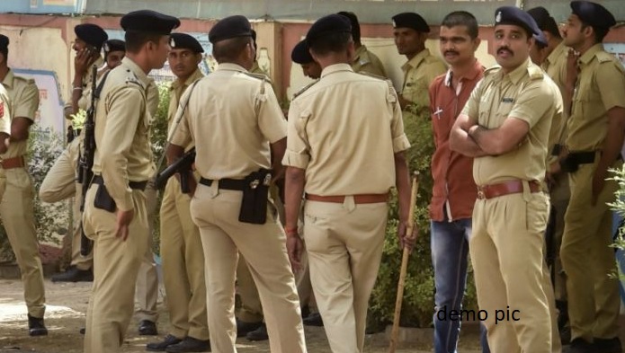 साले की शादी में जाने सिपाही ने अपनाया अनोखा तरीका, छुट्टी के आवेदन में लिखा- नहीं गया तो बीवी… साले की शादी में जाने सिपाही ने अपनाया अनोखा तरीका, छुट्टी के आवेदन में लिखा- नहीं गया तो बीवी…