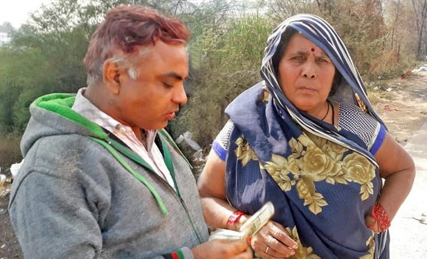 रीवाः वृद्ध महिला से रूपये लेते नजर आए पटवारी,प्रशासन ने की यह कार्रवाई