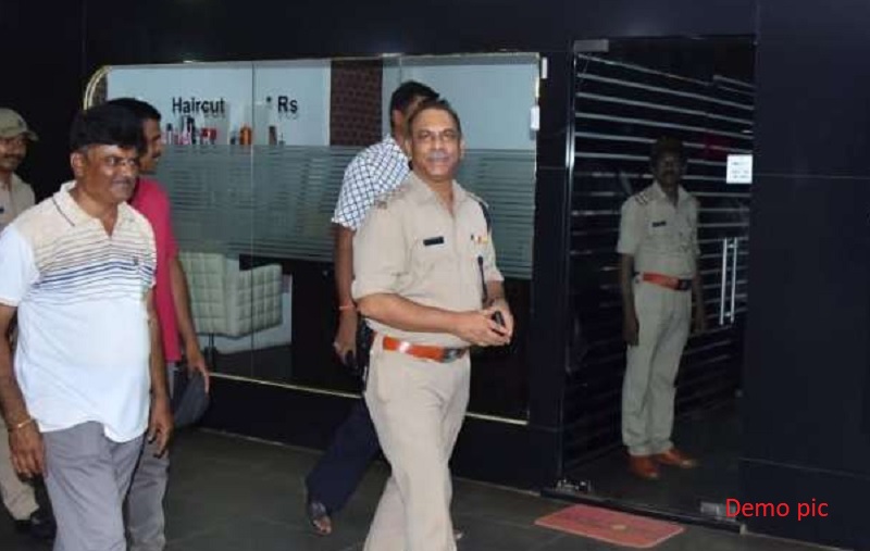 स्पा सेंटर में पुलिस का छापा, मालिक सहित कई सुन्दरियां पकड़ाईं स्पा सेंटर में पुलिस का छापा, मालिक सहित कई सुन्दरियां पकड़ाईं