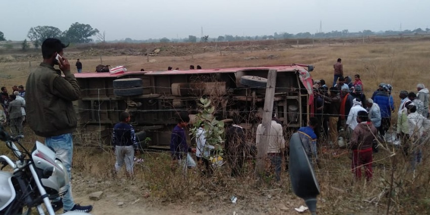 सतना: बस पलटने से आधा सैकड़ा यात्री जख्मी, कई गंभीर