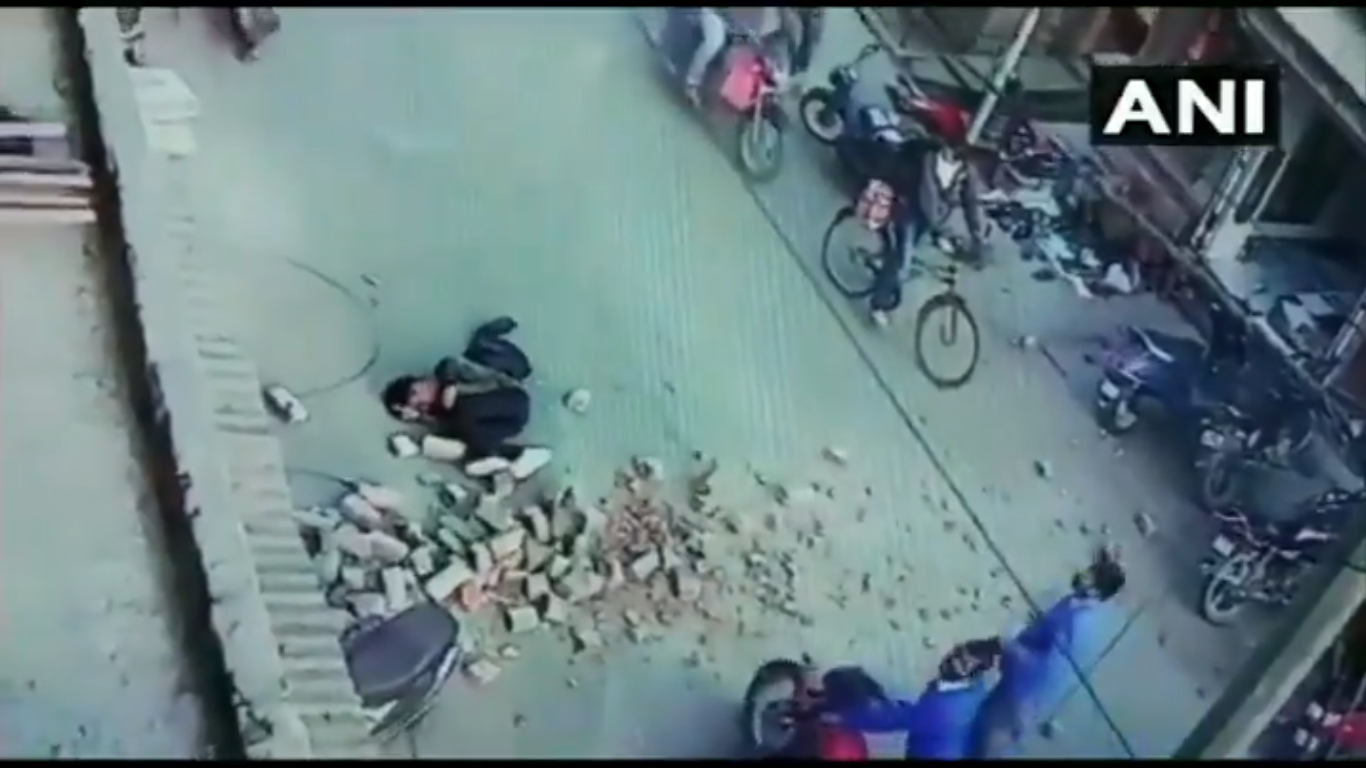 Video : भयानक मंजर, अचानक निर्माणाधीन इमारत का पिलर गिरा, एक युवक गंभीर रूप से घायल