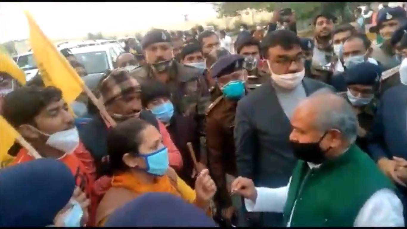 Video : ग्वालियर में जब महिला ने रोक लिया केंद्रीय कृषि मंत्री का रास्ता, बोली - आपको दिल्ली में किसान नहीं दिखते, यहां क्या करने आए हो ?
