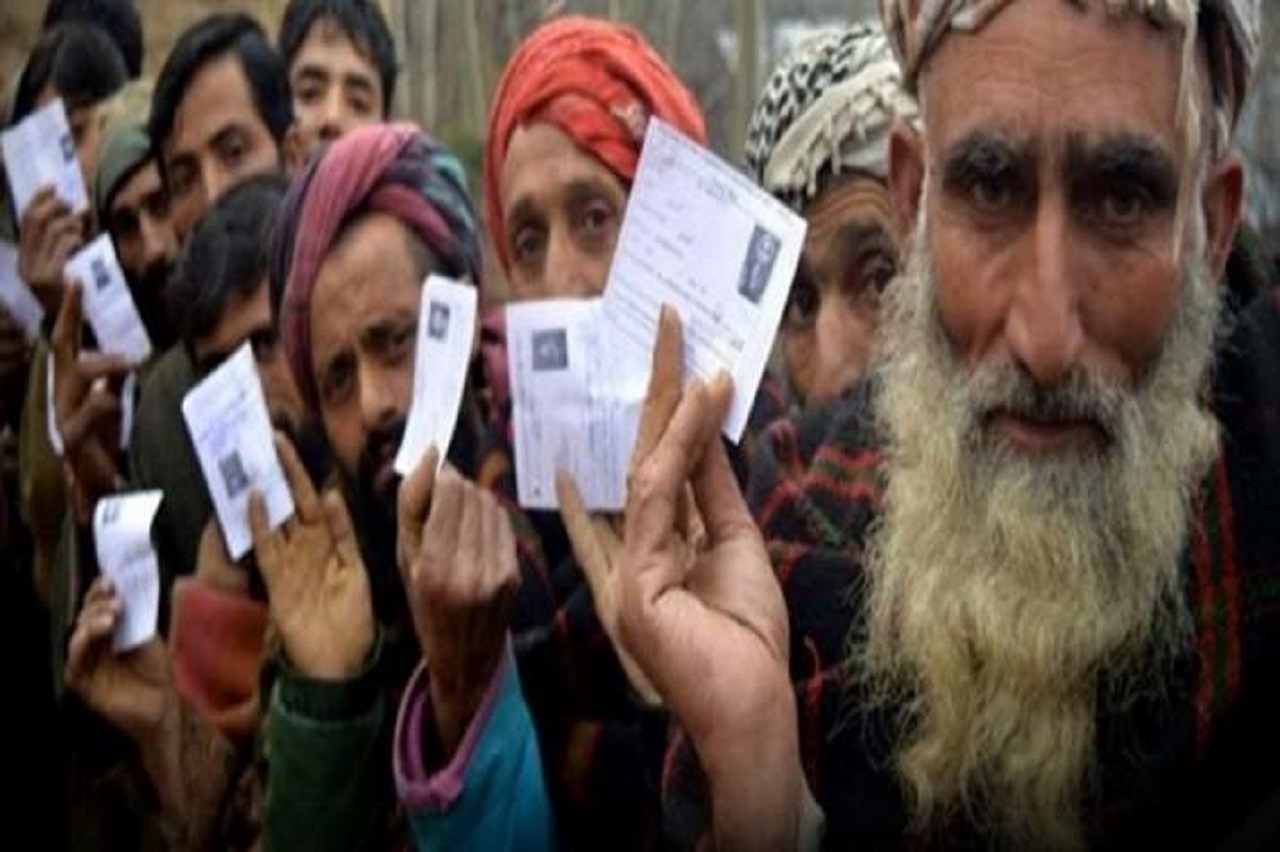 जम्मू-कश्मीर में DDC चुनाव के चौथे चरण के लिए चल रहा मतदान