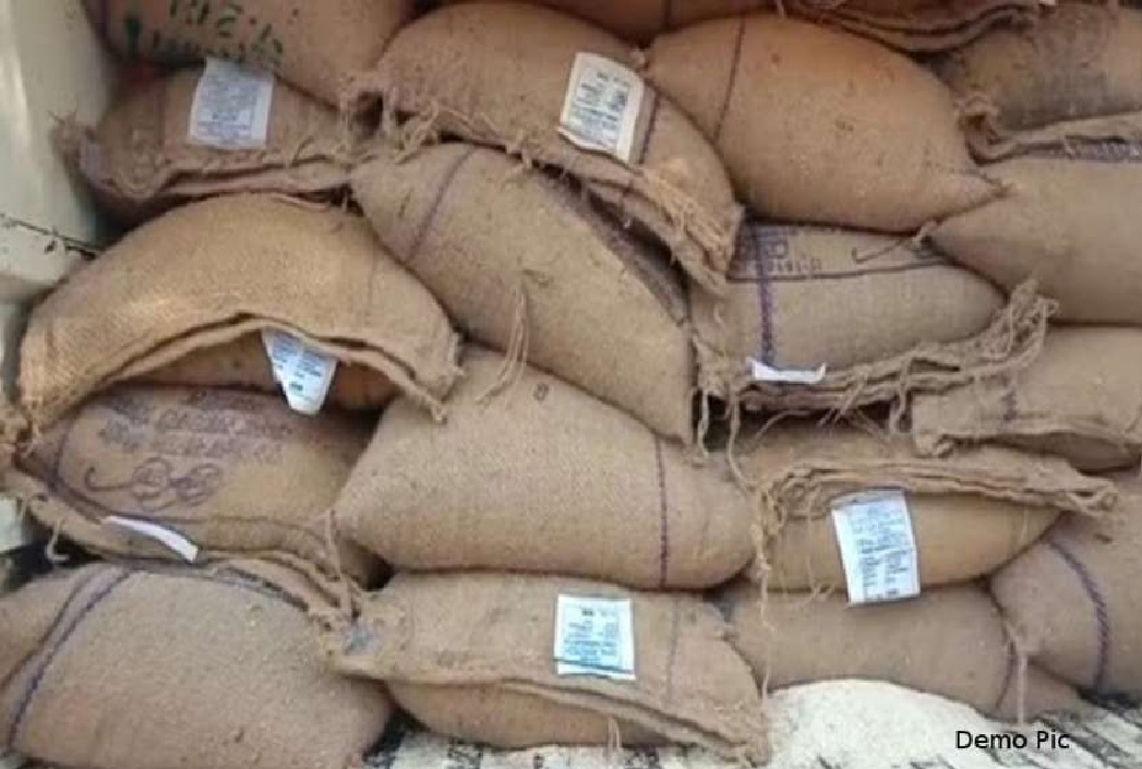 बाजार में बिका PDS का खाद्यान्न, दो ट्रांस्पोर्टरों पर FIR दर्ज बाजार में बिका PDS का खाद्यान्न, दो ट्रांस्पोर्टरों पर FIR दर्ज