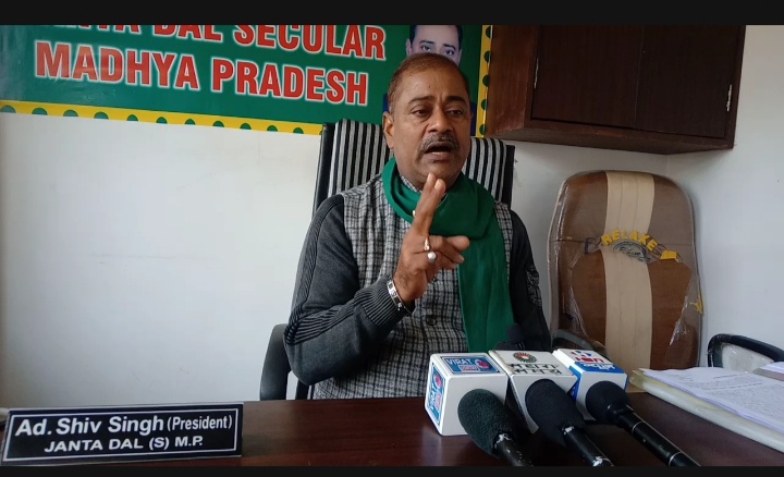 रीवाः तालाबो का अस्तित्व खतरे में, किया गया विरोध,कहां 10 फिट खुदाई हो तो माफिया हो जायेगे दफन...