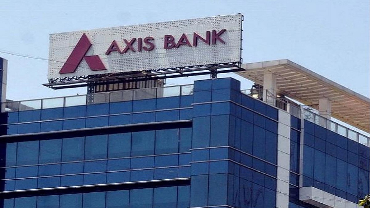 Axis Bank से पैसा निकालना हुआ अब महंगा, बैंक ने Cash Withdrawal और SMS का चार्ज बढ़ाया, पढ़िए पूरी खबर