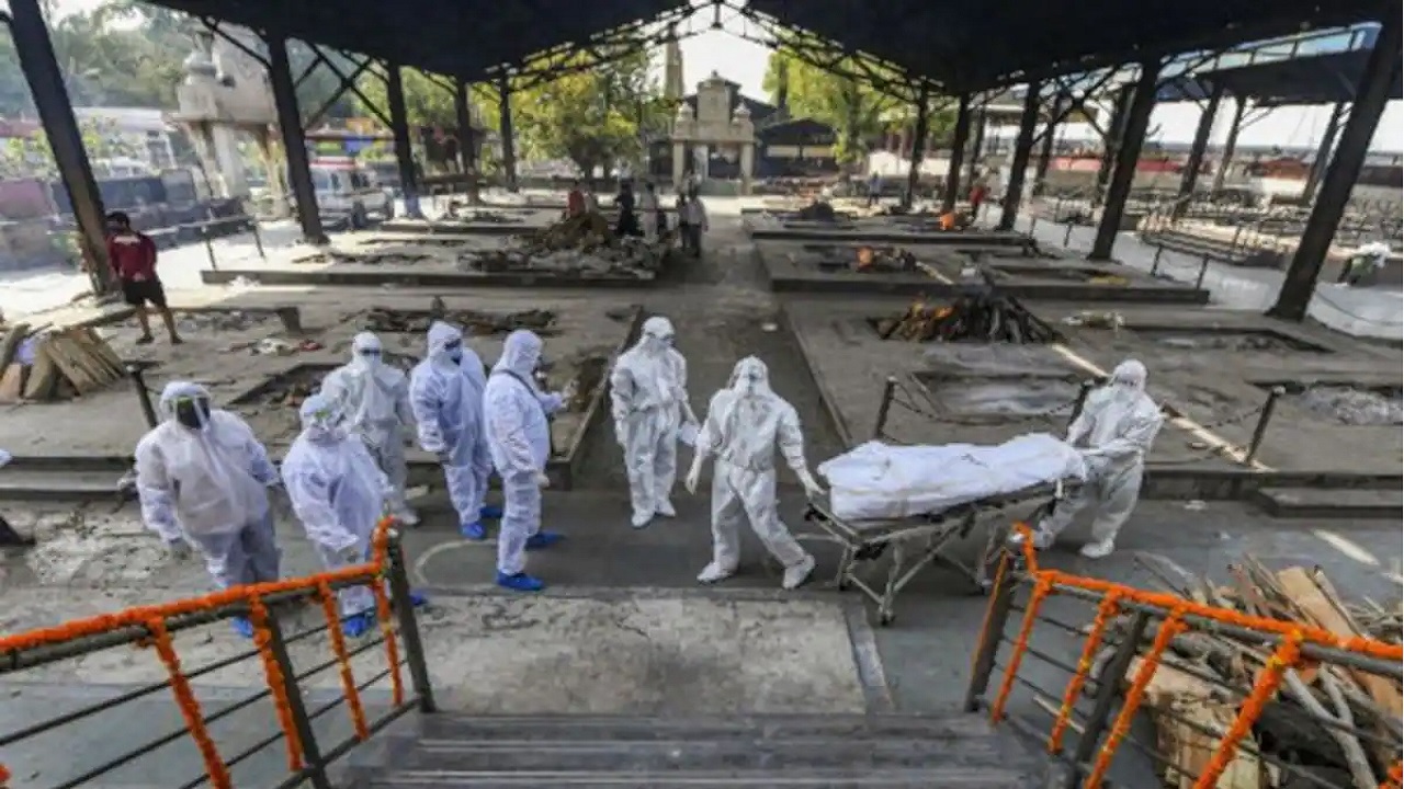 Gujarat : कोरोना महामारी ने किया सब कुछ तबाह, गुजरात के सिविल अस्पताल में लगा शवों का ढेर, शवों से दुर्गंध भी आने लगी