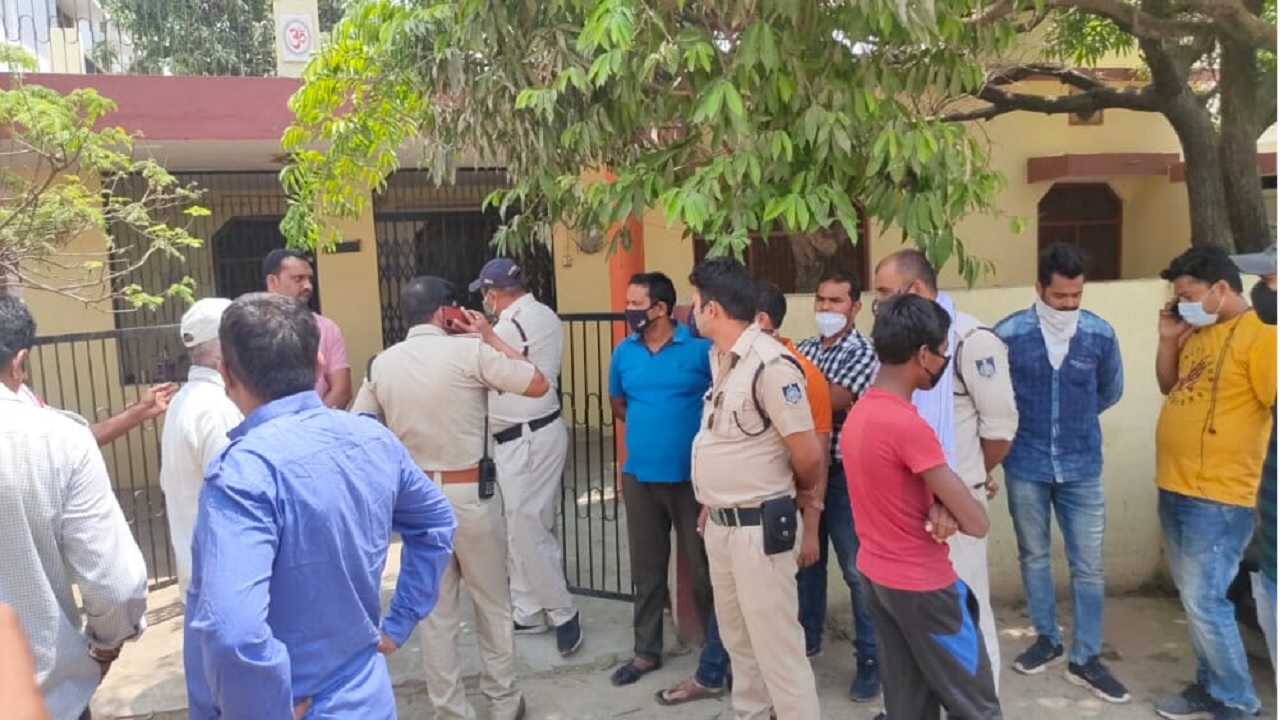 रीवा / समधी को गोली मारने के बाद 5 घंटे तक फायर करता रहा एसडीओ, फिर ऐसे थमा हाईवोल्टेज ड्रामा... रीवा / समधी को गोली मारने के बाद 5 घंटे तक फायर करता रहा एसडीओ, फिर ऐसे थमा हाईवोल्टेज ड्रामा...