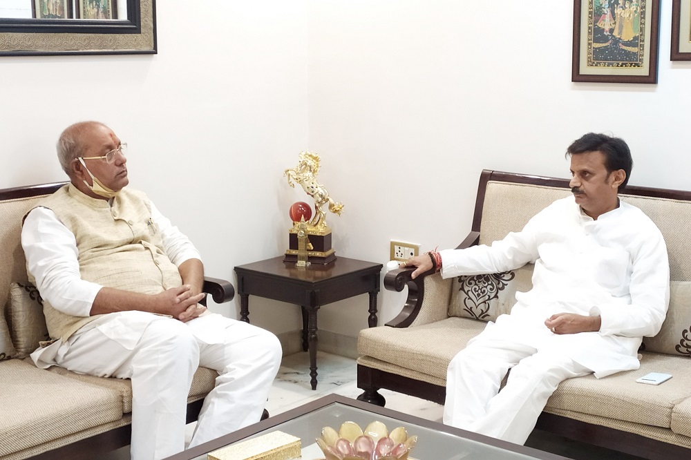 विधानसभा अध्यक्ष गिरीश गौतम ने पूर्व मंत्री एवं रीवा विधायक राजेंद्र शुक्ल के निवास पहुंचकर की सौजन्य भेंट : REWA NEWS