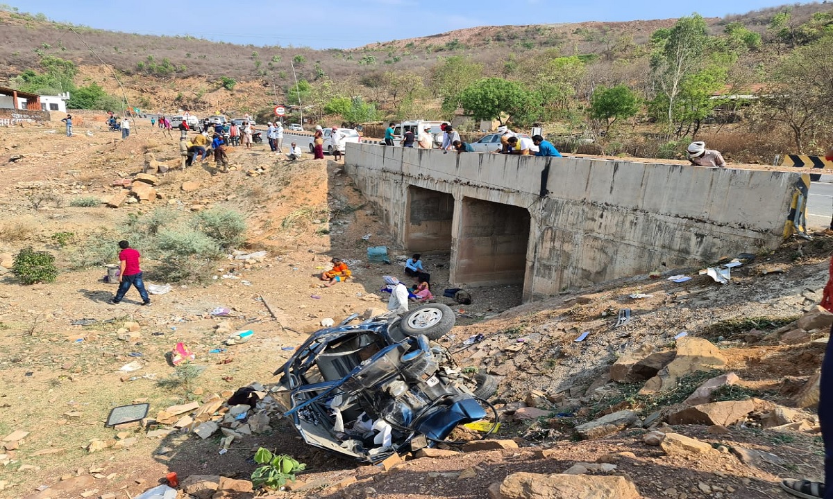 REWA NEWS : वैवाहिक कार्यक्रम में शामिल होकर लौट रही अनियंत्रित कार पुल के नीचे गिरी, 2 की मौत