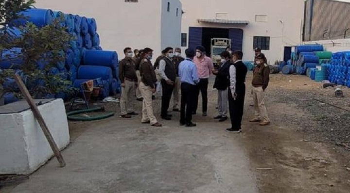 इंदौर कलेक्टर का शराब माफिया पर चला चाबुक, 10 हजार बल्क लीटर मिथाइल अल्कोहल जप्त.. इंदौर कलेक्टर का शराब माफिया पर चला चाबुक, 10 हजार बल्क लीटर मिथाइल अल्कोहल जप्त..