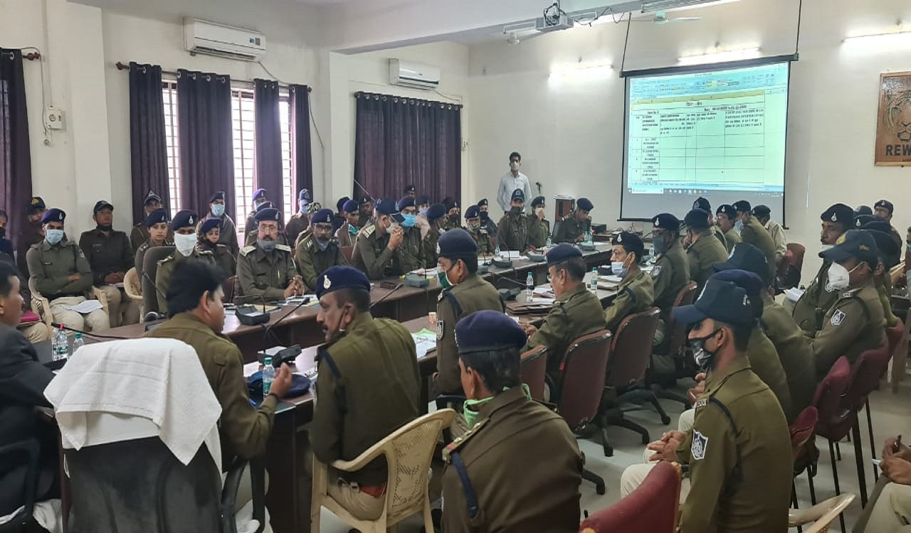 रीवा : DIG ने अपराधियों, माफियाओं व अवैध कारोबारियों के खिलाफ की गई कार्रवाई की कंट्रोल रूम में की समीक्षा रीवा : DIG ने अपराधियों, माफियाओं व अवैध कारोबारियों के खिलाफ की गई कार्रवाई की कंट्रोल रूम में की समीक्षा