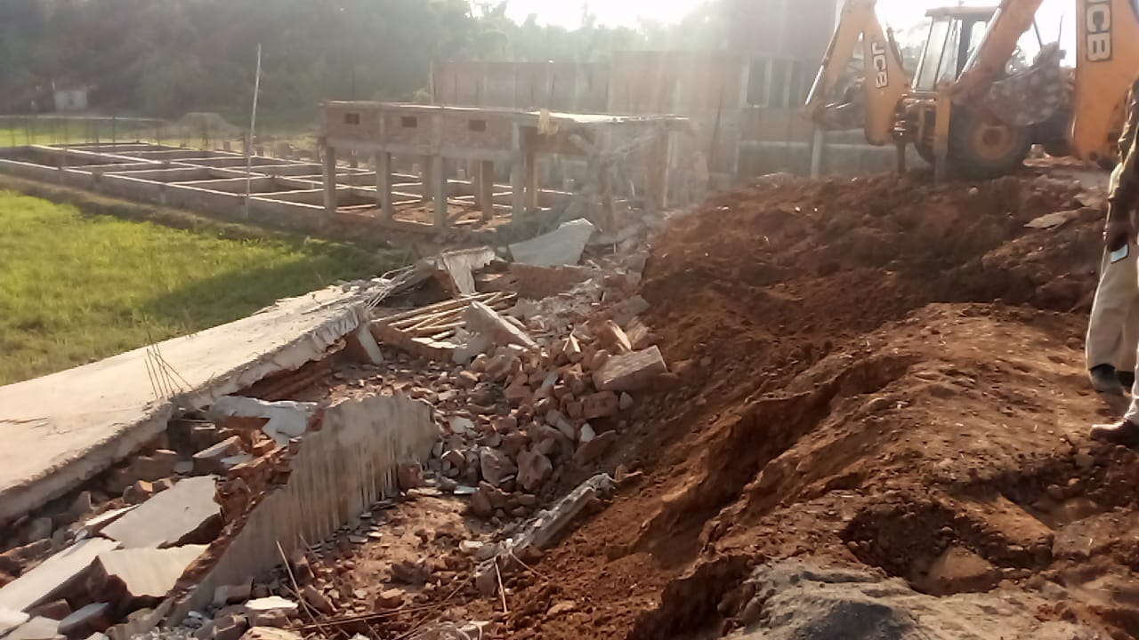 रीवा : शासकीय भूमि किये गये अतिक्रमण को प्रशासन ने हटाया रीवा : शासकीय भूमि किये गये अतिक्रमण को प्रशासन ने हटाया