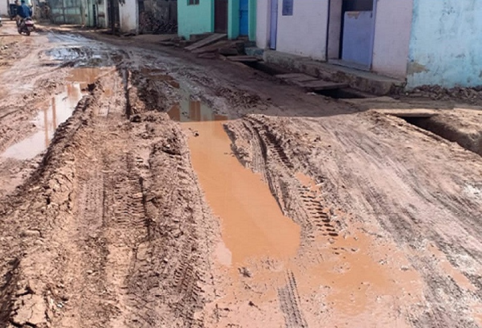 सतना : सीवर लाइन के निर्माण ने शहर को नर्क बना दिया