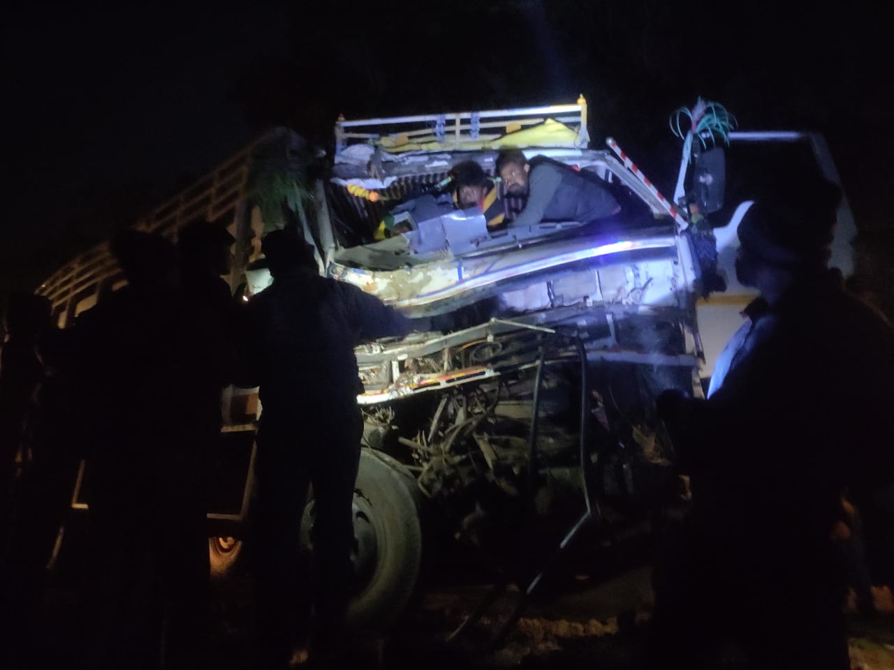 सतना : पेड़ से टकराया ट्रक, चालक फंसा सतना : पेड़ से टकराया ट्रक, चालक फंसा