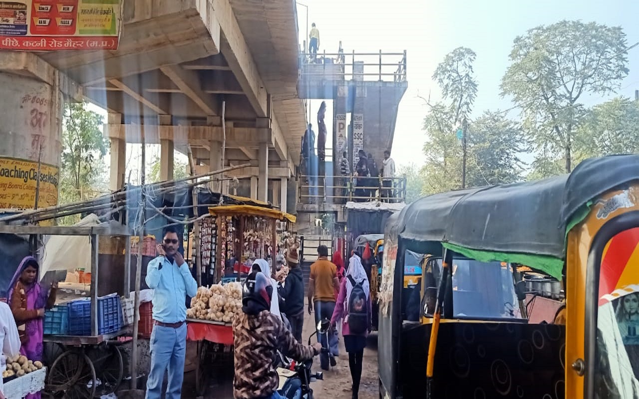सतना : बदमाशों के लिए छेड़खानी का अड्डा बना मैहर में रेलवे का ओवरब्रिज