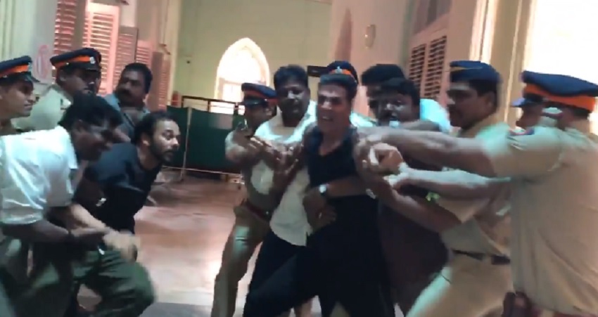 अक्षय कुमार एवं सूर्यवंशी फिल्म के डायरेक्टर के बीच हुआ जर्बदस्त झगड़ा, बचाव में पुलिस को आना पड़ा आगे, देखें वीडियो अक्षय कुमार एवं सूर्यवंशी फिल्म के डायरेक्टर के बीच हुआ जर्बदस्त झगड़ा, बचाव में पुलिस को आना पड़ा आगे, देखें वीडियो