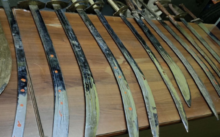 कांग्रेस नेता के घर पुलिस का छापा, निकला तलवार का जखीरा