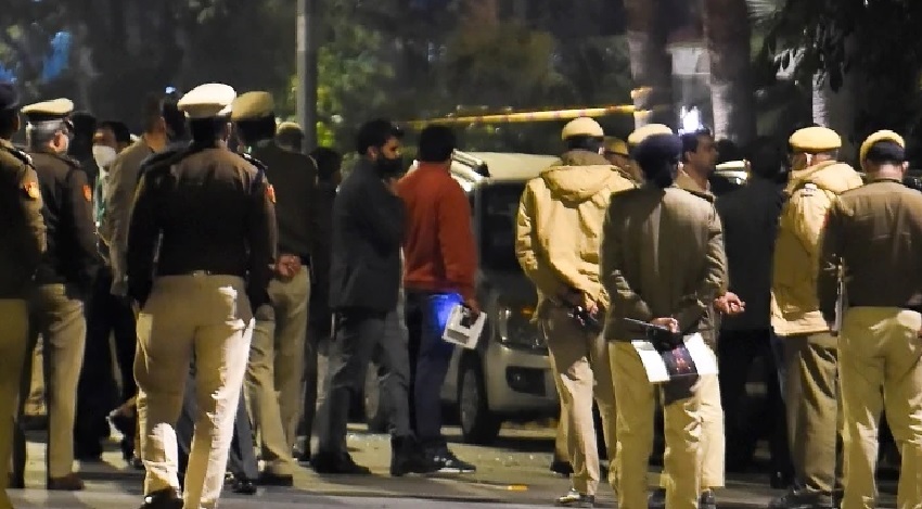 दिल्ली ब्लास्ट: दो संदेही की फोटो आई सामने, सीसीटीव्ही और कैब ड्राइवर जांच में....