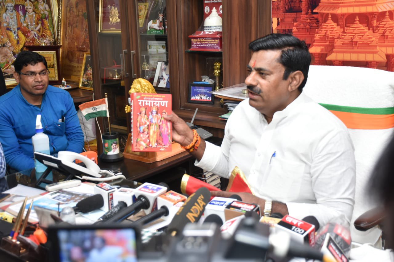 Video : MP प्रोटेम स्पीकर रामेश्वर शर्मा ने ममता को भेजी रामायण, कहा- राम का विरोध करना छोड़ दो वरना आपका जय श्री राम हो जायेगा..