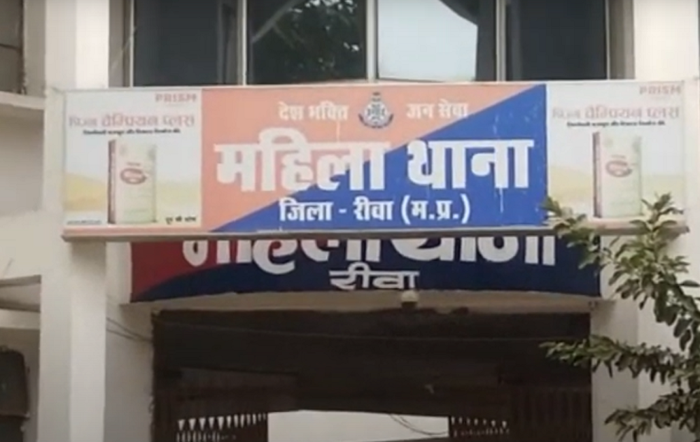 रीवाः कलेक्ट्रेट कर्मचारी की करतूत, युवती को शादी का झांसा देकर बनाता रहा शारीरिक संबंध, फिर हुआ कुछ ऐसा की मच गया हड़कंप..