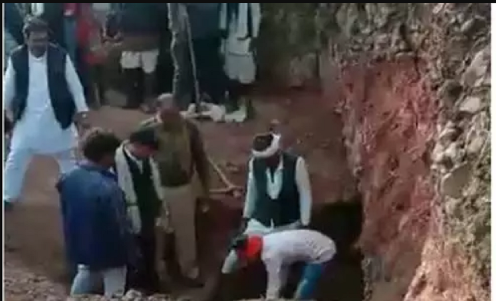 मिट्टी धसकने से छुही खदान में दबी 7 महिलाएं, बचाव कार्य जारी : MP NEWS