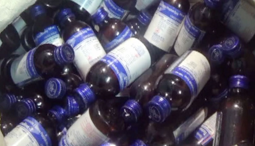 दो पेटी नशीली कप सिरप सहित आरोपी पकड़ाये, मोटर साइकिल भी जब्त