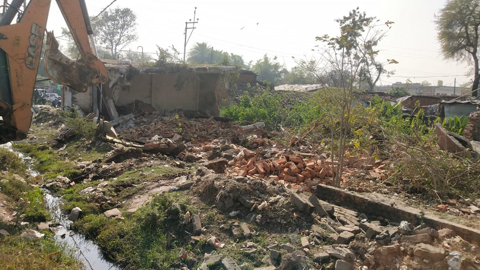 रीवाः फिर चला प्रशासन का बुल्डोजर, गिराई गई दुकानें...