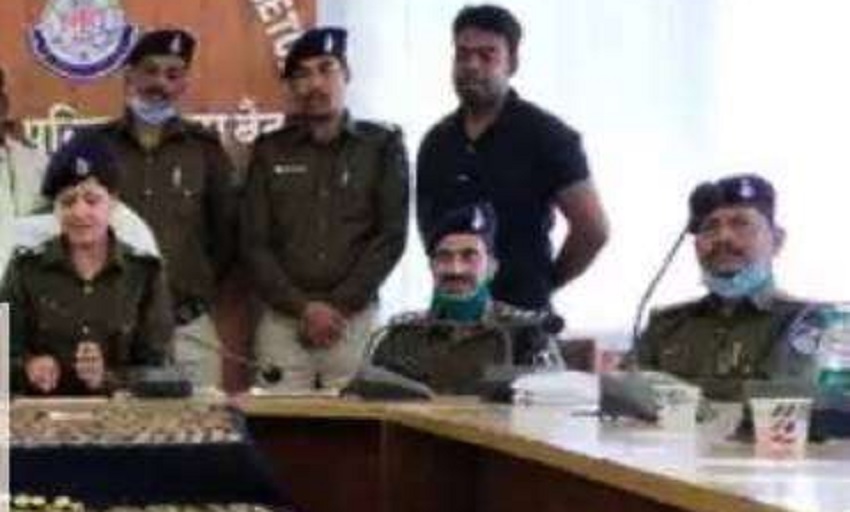 असली दिखाकर नकली सोना बेंचने वाला गिरोह पकड़ाया, ठगों से 10 किलो नकली सोने की गिन्नी, 7 किलो नकली सोने की बिस्किट 10 किलो असली सोना जब्त असली दिखाकर नकली सोना बेंचने वाला गिरोह पकड़ाया, ठगों से 10 किलो नकली सोने की गिन्नी, 7 किलो नकली सोने की बिस्किट 10 किलो असली सोना जब्त