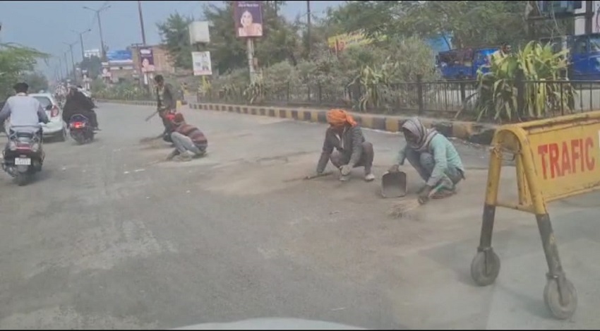 तीन दिन के लिए बनी शहर की सड़क, अब समेट रहे गिट्टी : REWA NEWS तीन दिन के लिए बनी शहर की सड़क, अब समेट रहे गिट्टी : REWA NEWS