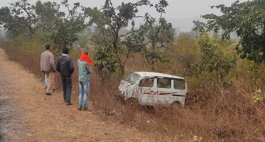 नीलगाय से टकराकर कार पलटी, तीन घायल, नीलगाय की मौत